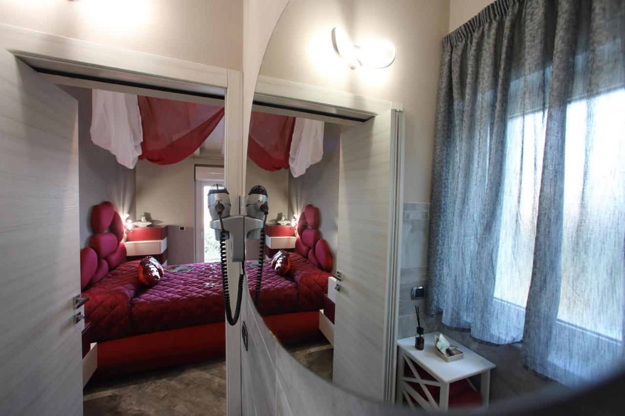 B&B Bellavista Exclusive In Zona Centrale Con Piscina Riscaldata E Jacuzzi Vista Lago Desenzano del Garda Exterior photo