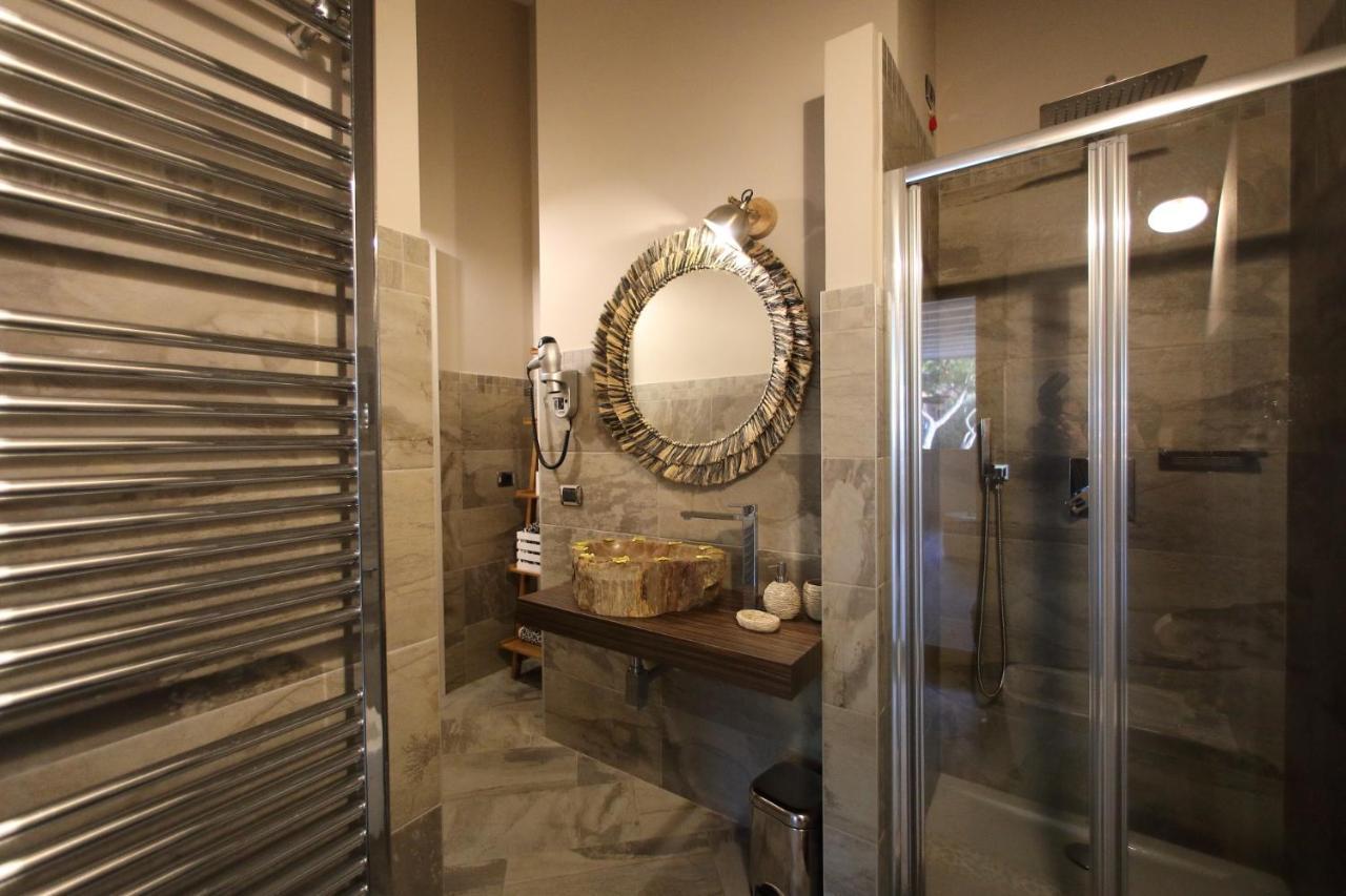 B&B Bellavista Exclusive In Zona Centrale Con Piscina Riscaldata E Jacuzzi Vista Lago Desenzano del Garda Exterior photo