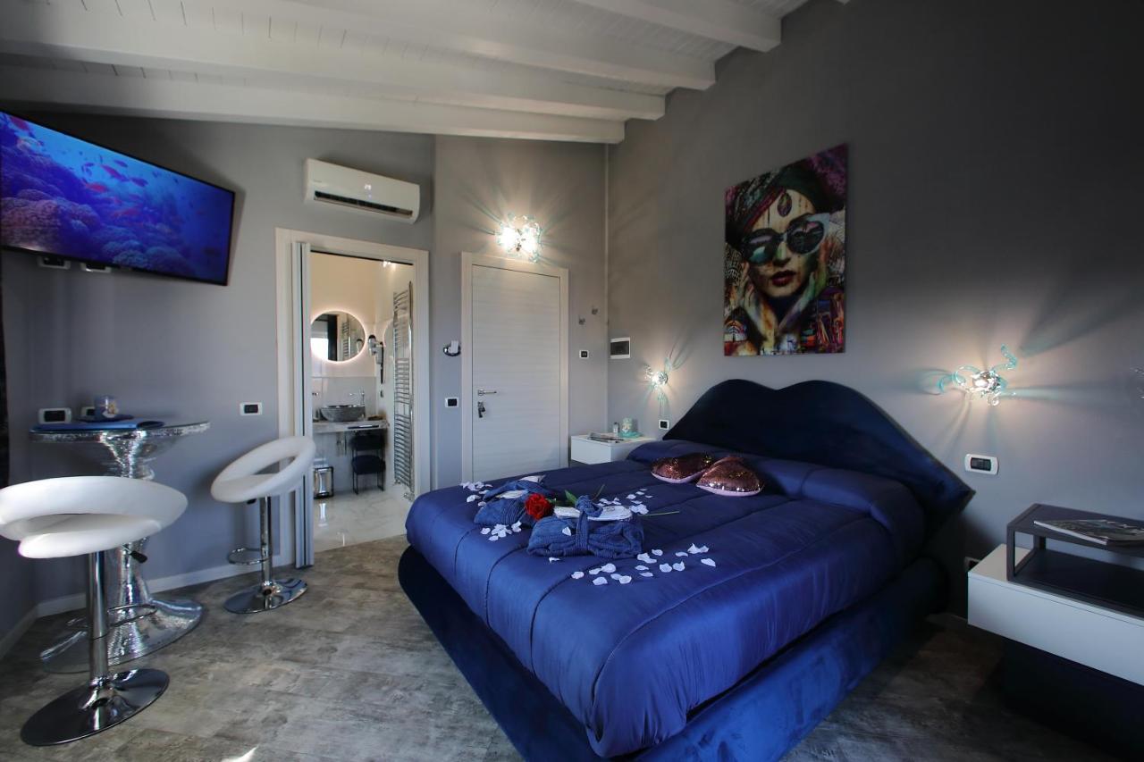 B&B Bellavista Exclusive In Zona Centrale Con Piscina Riscaldata E Jacuzzi Vista Lago Desenzano del Garda Exterior photo