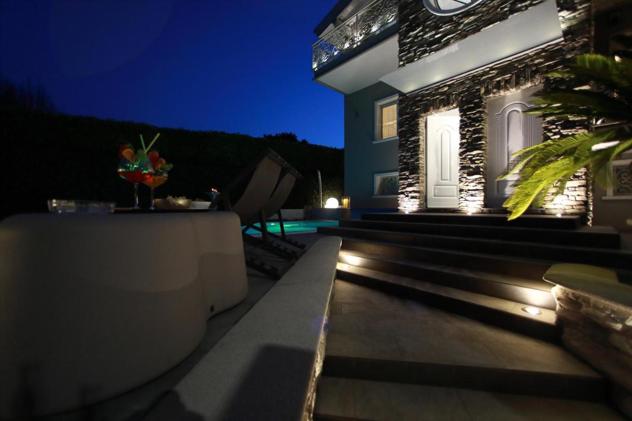 B&B Bellavista Exclusive In Zona Centrale Con Piscina Riscaldata E Jacuzzi Vista Lago Desenzano del Garda Exterior photo