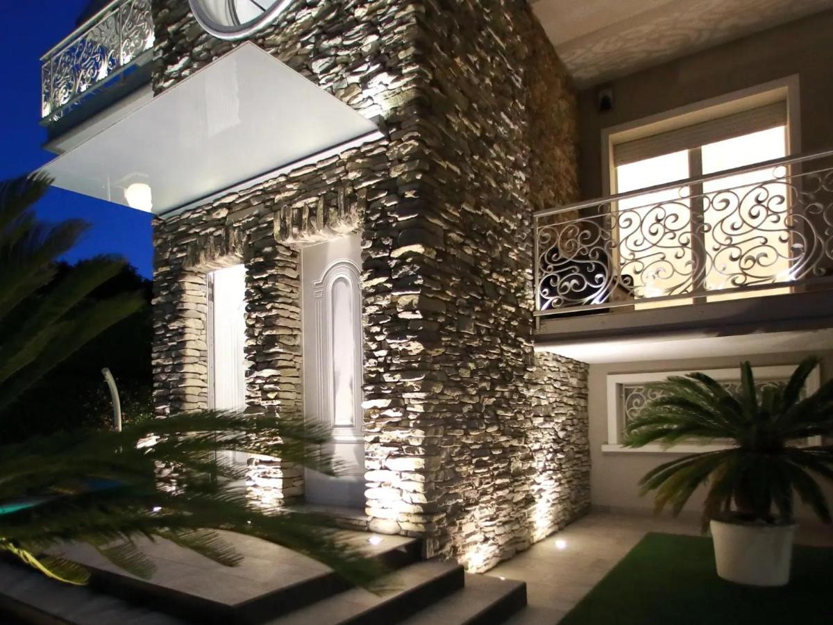 B&B Bellavista Exclusive In Zona Centrale Con Piscina Riscaldata E Jacuzzi Vista Lago Desenzano del Garda Exterior photo