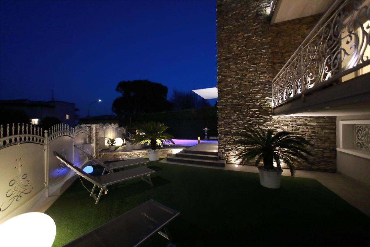 B&B Bellavista Exclusive In Zona Centrale Con Piscina Riscaldata E Jacuzzi Vista Lago Desenzano del Garda Exterior photo