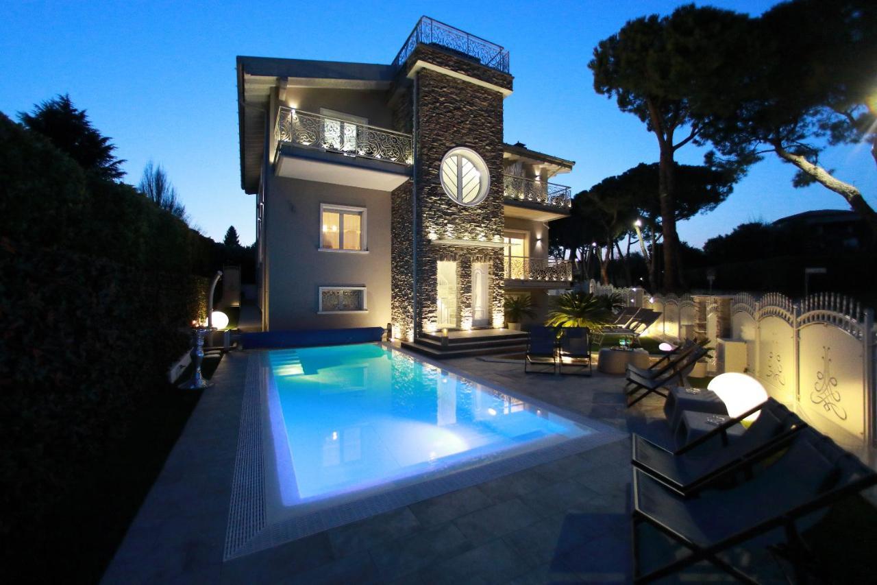 B&B Bellavista Exclusive In Zona Centrale Con Piscina Riscaldata E Jacuzzi Vista Lago Desenzano del Garda Exterior photo