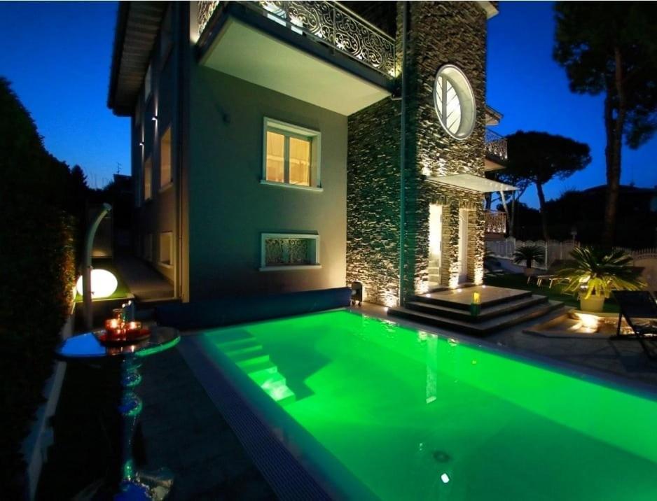 B&B Bellavista Exclusive In Zona Centrale Con Piscina Riscaldata E Jacuzzi Vista Lago Desenzano del Garda Exterior photo
